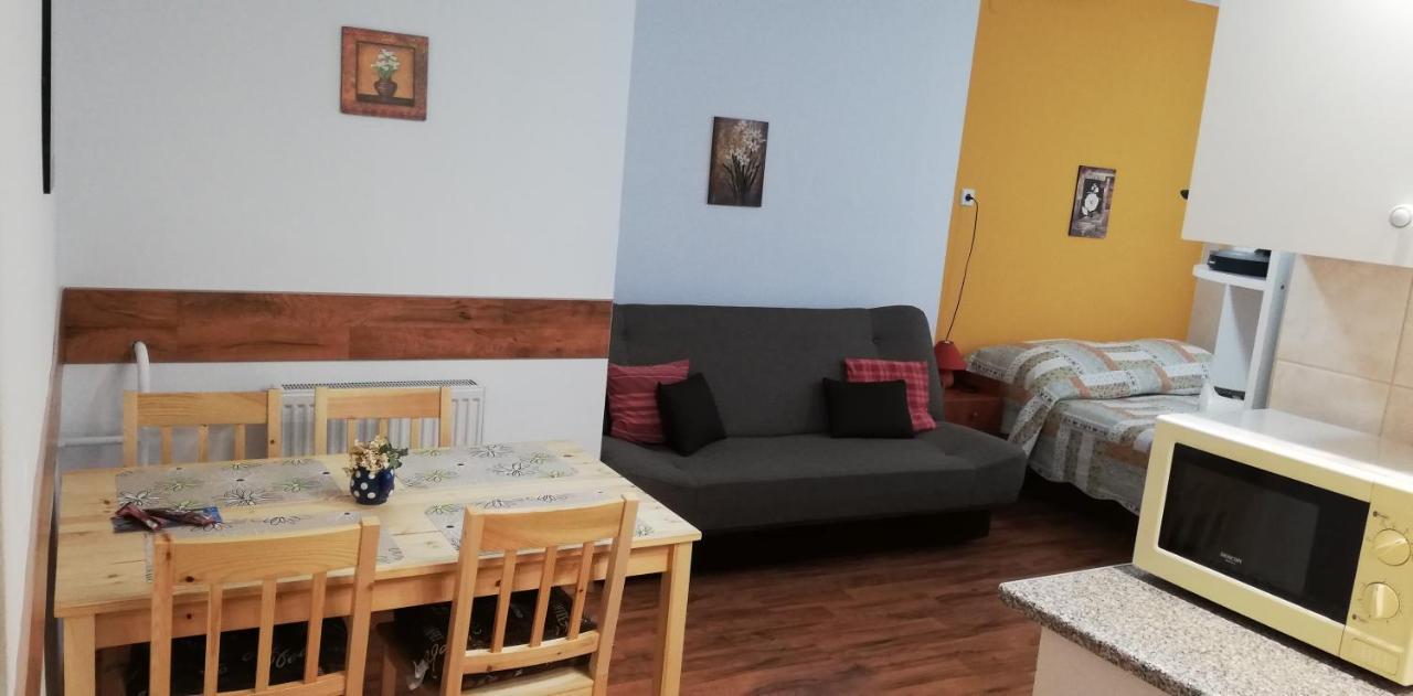 Roxanna Apartman Gyula Exterior foto